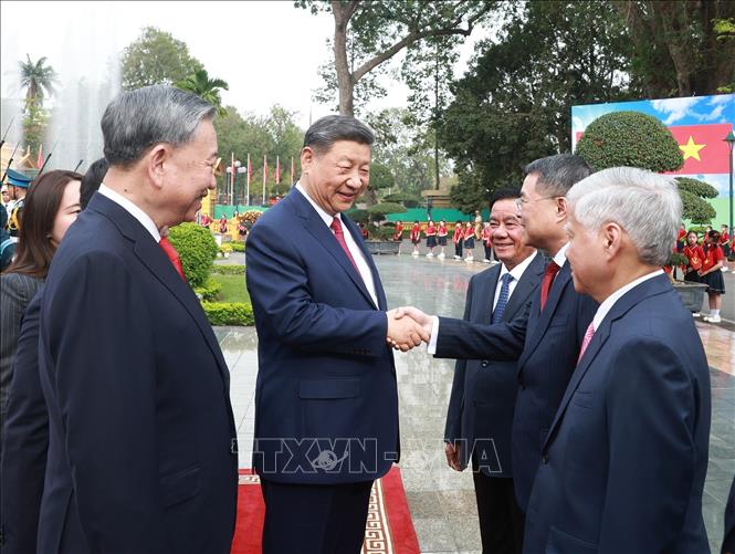 Tổng Bí thư Tô Lâm giới thiệu thành viên Đoàn cấp cao Việt Nam với Tổng Bí thư, Chủ tịch nước Trung Quốc Tập Cận Bình. Ảnh: Thống Nhất - TTXVN