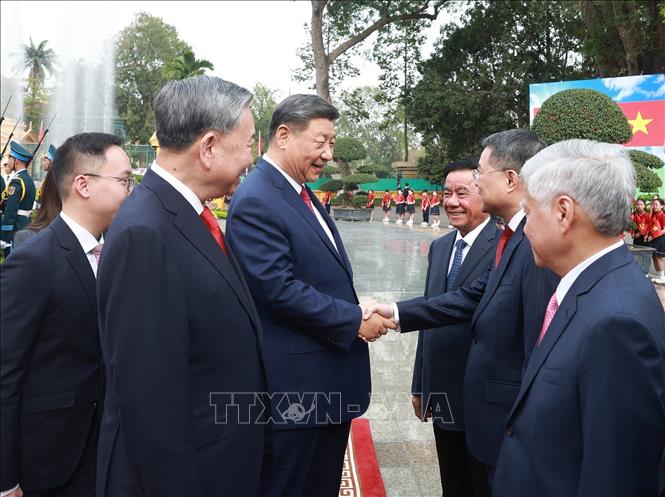 Tổng Bí thư Tô Lâm giới thiệu thành viên Đoàn cấp cao Việt Nam với Tổng Bí thư, Chủ tịch nước Trung Quốc Tập Cận Bình. Ảnh: Thống Nhất - TTXVN