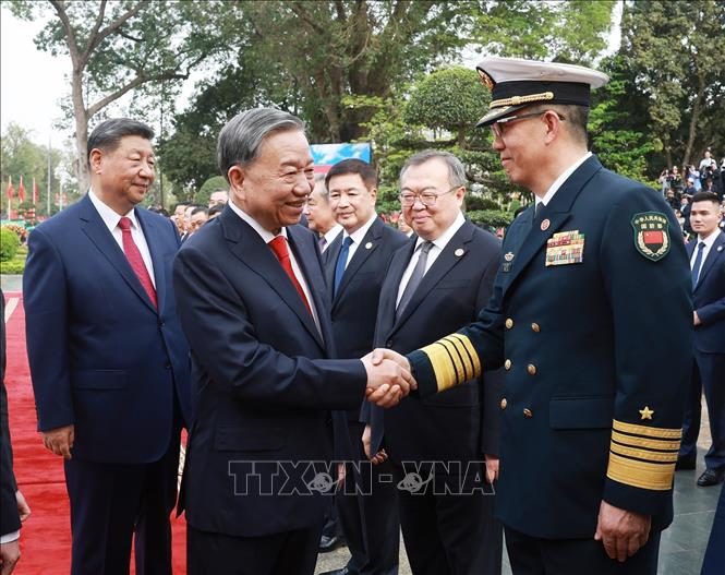 Tổng Bí thư, Chủ tịch nước Trung Quốc Tập Cận Bình giới thiệu thành viên Đoàn cấp cao Trung Quốc với Tổng Bí thư Tô Lâm. Ảnh: Thống Nhất - TTXVN