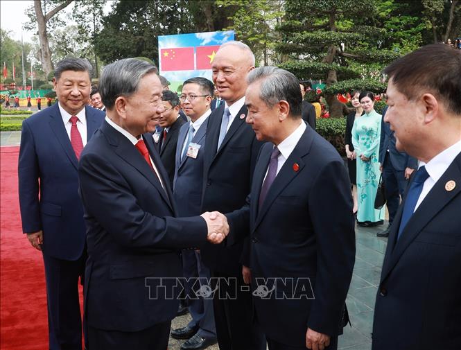 Tổng Bí thư, Chủ tịch nước Trung Quốc Tập Cận Bình giới thiệu thành viên Đoàn cấp cao Trung Quốc với Tổng Bí thư Tô Lâm. Ảnh: Thống Nhất - TTXVN