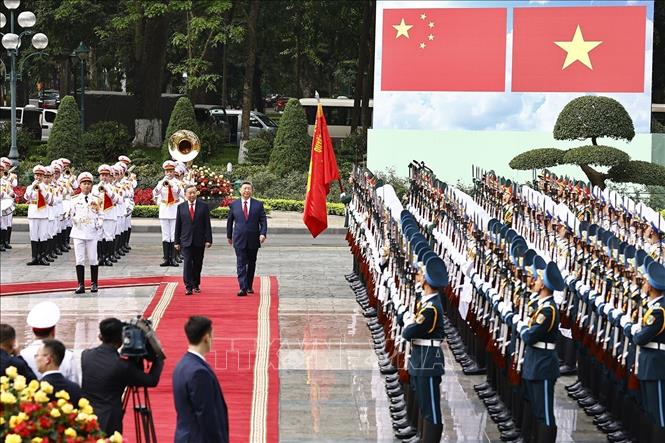 Tổng Bí thư Tô Lâm và Tổng Bí thư, Chủ tịch nước Trung Quốc Tập Cận Bình duyệt Đội danh dự Quân đội nhân dân Việt Nam. Ảnh: Doãn Tấn - TTXVN