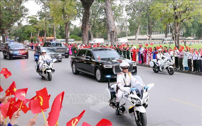 Đoàn xe của Đoàn đại biểu cấp cao Trung Quốc di chuyển đến Phủ Chủ tịch trong sự chào đón nồng nhiệt của người dân Thủ đô Hà Nội. Ảnh: Phạm Kiên - TTXVN