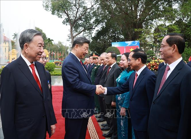 Tổng Bí thư Tô Lâm giới thiệu thành viên Đoàn cấp cao Việt Nam với Tổng Bí thư, Chủ tịch nước Trung Quốc Tập Cận Bình. Ảnh: Thống Nhất - TTXVN