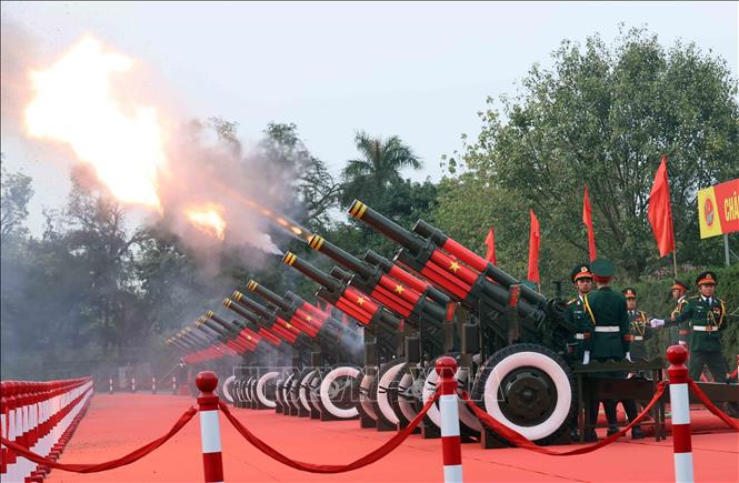 Nghi thức bắn 21 loạt đại bác chào mừng Tổng Bí thư, Chủ tịch nước Trung Quốc Tập Cận Bình thăm cấp Nhà nước tới Việt Nam. Ảnh: An Đăng - TTXVN