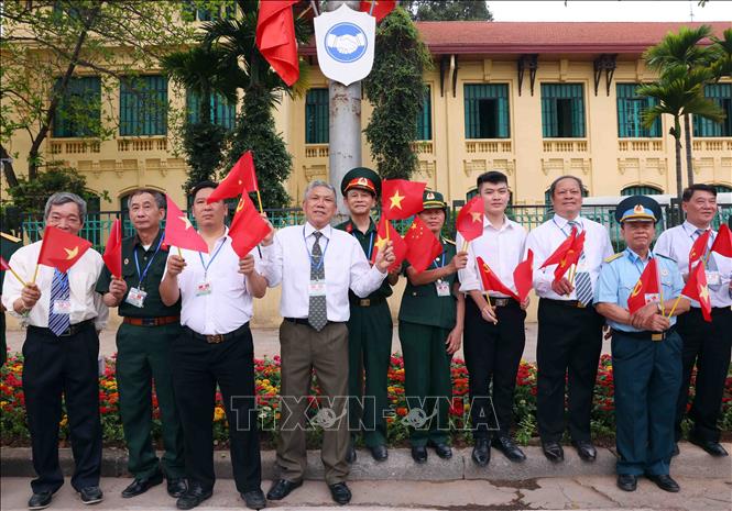 Quần chúng nhân dân Thủ đô đứng dọc hai bên đường, vẫy cờ hai nước chào mừng Tổng Bí thư, Chủ tịch nước Trung Quốc Tập Cận Bình thăm cấp Nhà nước tới Việt Nam. Ảnh: Phạm Kiên - TTXVN