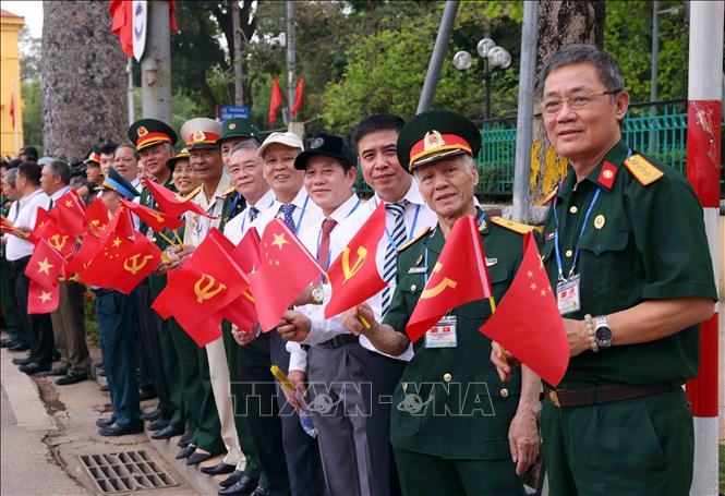 Quần chúng nhân dân Thủ đô đứng dọc hai bên đường, vẫy cờ hai nước chào mừng Tổng Bí thư, Chủ tịch nước Trung Quốc Tập Cận Bình thăm cấp Nhà nước tới Việt Nam. Ảnh: Phạm Kiên - TTXVN