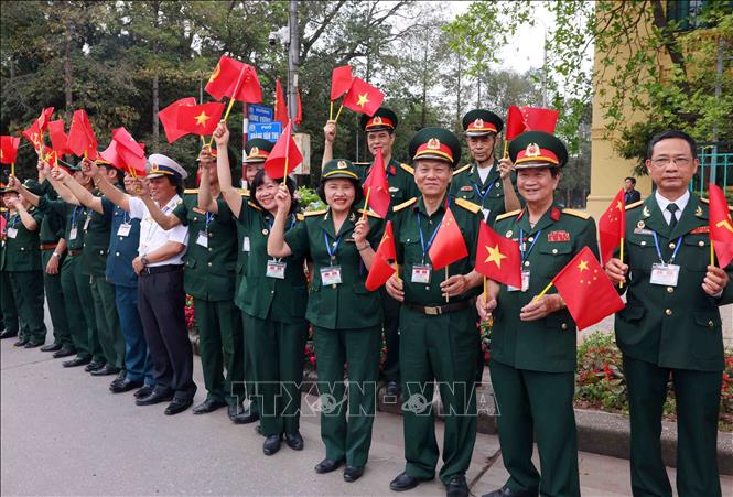 Quần chúng nhân dân Thủ đô đứng dọc hai bên đường, vẫy cờ hai nước chào mừng Tổng Bí thư, Chủ tịch nước Trung Quốc Tập Cận Bình thăm cấp Nhà nước tới Việt Nam. Ảnh: Phạm Kiên - TTXVN