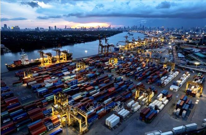 Quang cảnh khu cảng hàng hóa trên sông Chao Phraya ở thủ đô Bangkok, Thái Lan. Ảnh: REUTERS/TTXVN