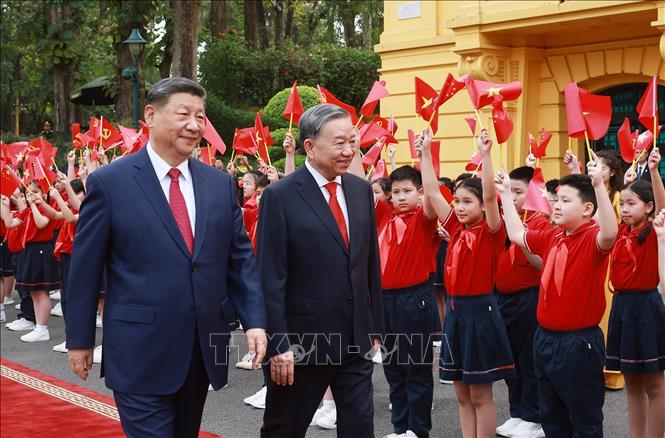 Thiếu nhi Hà Nội chào mừng Tổng Bí thư, Chủ tịch nước Trung Quốc Tập Cận Bình thăm cấp Nhà nước tới Việt Nam. Ảnh: Thống Nhất - TTXVN