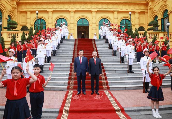Tổng Bí thư Tô Lâm và Tổng Bí thư, Chủ tịch nước Trung Quốc Tập Cận Bình chụp ảnh chung. Ảnh: Lâm Khánh - TTXVN