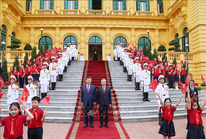 Tổng Bí thư Tô Lâm và Tổng Bí thư, Chủ tịch nước Trung Quốc Tập Cận Bình chụp ảnh chung với thiếu nhi Việt Nam. Ảnh: Thống Nhất - TTXVN