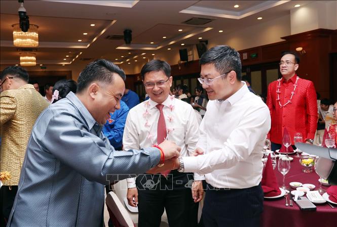 Nghi lễ buộc chỉ cổ tay chúc phúc nhân dịp Tết cổ truyền của Lào và Campuchia. Ảnh: Xuân Khu-TTXVN