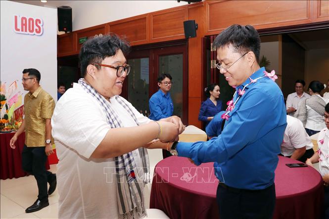Nghi lễ buộc chỉ cổ tay chúc phúc nhân dịp Tết cổ truyền của Lào và Campuchia. Ảnh: Xuân Khu-TTXVN