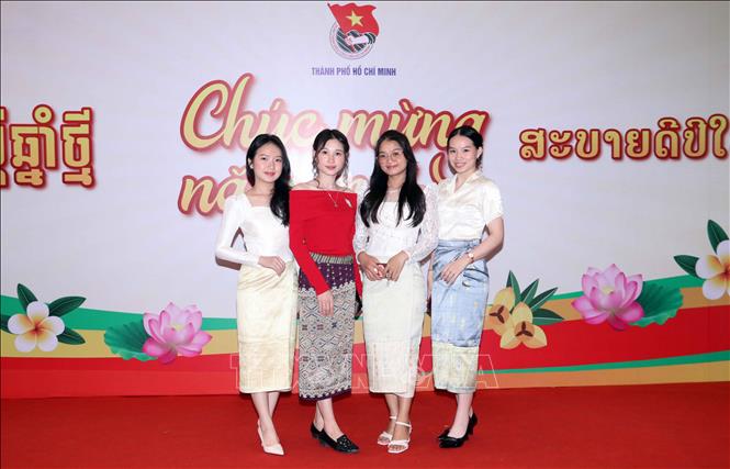 Các sinh viên Lào với trang phục truyền thống tới dự lễ gặp mặt lãnh đạo Thành phố Hồ Chí Minh. Ảnh: Xuân Khu-TTXVN