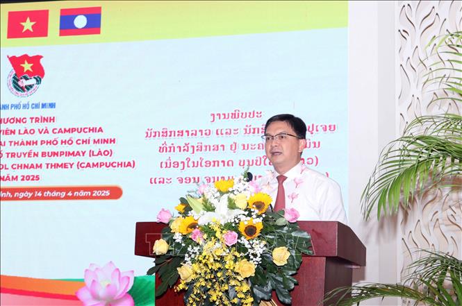 Ông Nguyễn Mạnh Cường, Trưởng ban Ban Tuyên giáo và Dân vận Thành ủy Thành phố Hồ Chí Minh thay mặt  lãnh đạo Thành phố Hồ Chí Minh chúc Tết các sinh viên Lào, Campuchia. Ảnh: Xuân Khu-TTXVN
