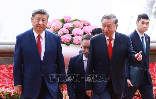 Party General Secretary To Lam holds talks with General Secretary of the Communist Party of China Central Committee and President of China Xi Jinping in Hanoi on April 14. VNA Photo