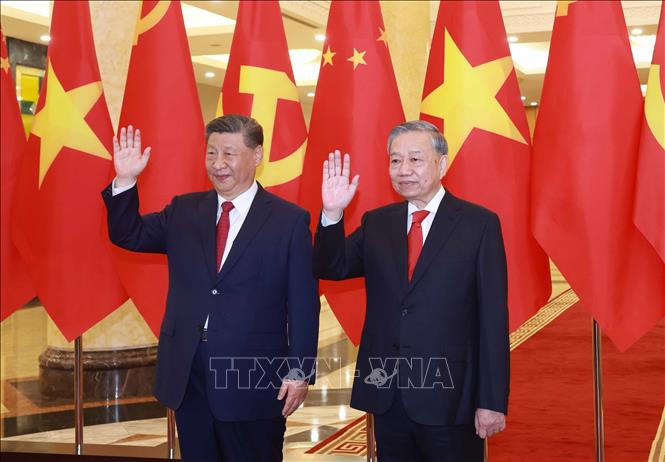 Party General Secretary To Lam holds talks with General Secretary of the Communist Party of China Central Committee and President of China Xi Jinping in Hanoi on April 14. VNA Photo