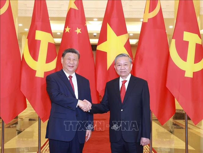 Party General Secretary To Lam holds talks with General Secretary of the Communist Party of China Central Committee and President of China Xi Jinping in Hanoi on April 14. VNA Photo