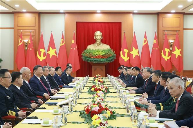 Party General Secretary To Lam holds talks with General Secretary of the Communist Party of China Central Committee and President of China Xi Jinping in Hanoi on April 14. VNA Photo