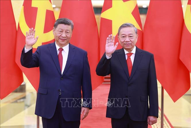 Party General Secretary To Lam holds talks with General Secretary of the Communist Party of China Central Committee and President of China Xi Jinping in Hanoi on April 14. VNA Photo
