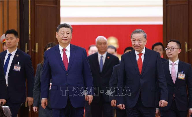 Party General Secretary To Lam holds talks with General Secretary of the Communist Party of China Central Committee and President of China Xi Jinping in Hanoi on April 14. VNA Photo