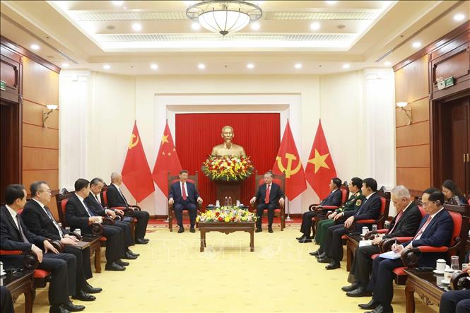 Party General Secretary To Lam has a pravate meeting with General Secretary of the Communist Party of China Central Committee and President of China Xi Jinping in Hanoi on April 14. VNA Photo