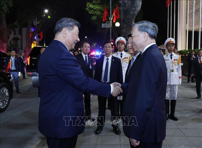 Tổng Bí thư Tô Lâm và Chủ tịch nước Lương Cường đón Tổng Bí thư, Chủ tịch nước Trung Quốc Tập Cận Bình đến dự chiêu đãi. Ảnh: Lâm Khánh – TTXVN