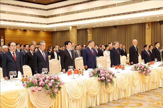 Các đại biểu thực hiện nghi thức chào cờ. Ảnh: Lâm Khánh – TTXVN