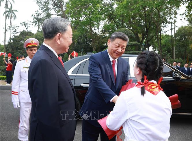 Thiếu nhi Hà Nội tặng hoa Tổng Bí thư, Chủ tịch nước Trung Quốc Tập Cận Bình. Ảnh: Thống Nhất - TTXVN