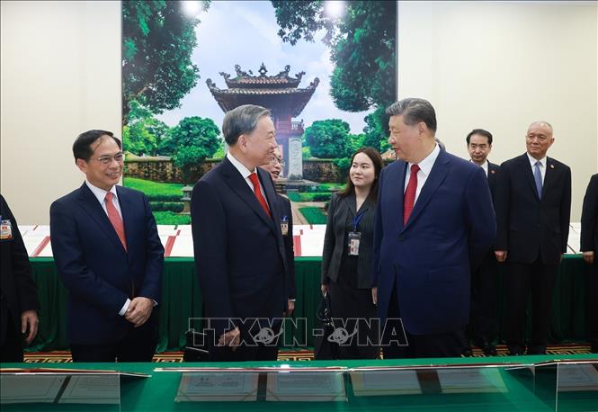 Party General Secretary To Lam and  General Secretary of the Communist Party of China Central Committee and President of China Xi Jinping witness the display of cooperation documents between the two countries in Hanoi on April 14. VNA Photo