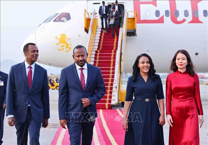 Ethiopian Prime Minister Abiy Ahmed Ali and his spouse Zinash Tayachew arrives in Hanoi on April 14, beginning their four-day official visit to Vietnam and attendance at the fourth Partnership for Green Growth and the Global Goals 2030. VNA Photo: Minh Đức
