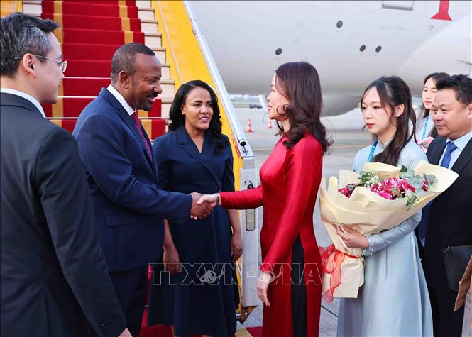 Ethiopian Prime Minister Abiy Ahmed Ali and his spouse Zinash Tayachew arrives in Hanoi on April 14, beginning their four-day official visit to Vietnam and attendance at the fourth Partnership for Green Growth and the Global Goals 2030. VNA Photo: Minh Đức