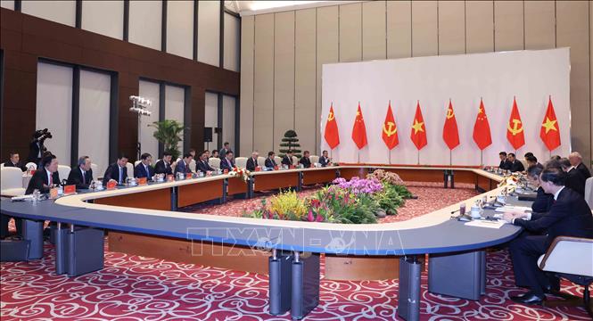 Thường trực Ban Bí thư Trần Cẩm Tú hội đàm với đồng chí Thái Kỳ, Bí thư Ban Bí thư, Chánh Văn phòng Trung ương Đảng Cộng sản Trung Quốc. Ảnh: Phương Hoa - TTXVN