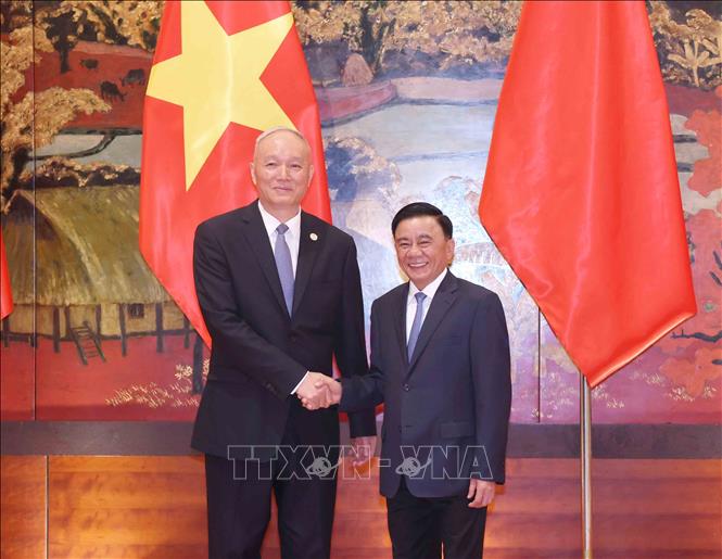 Đồng chí Trần Cẩm Tú, Ủy viên Bộ Chính trị, Thường trực Ban Bí thư và đồng chí Thái Kỳ, Ủy viên Thường vụ Bộ Chính trị, Bí thư Ban Bí thư, Chánh Văn phòng Trung ương Đảng Cộng sản Trung Quốc. Ảnh: Phương Hoa - TTXVN