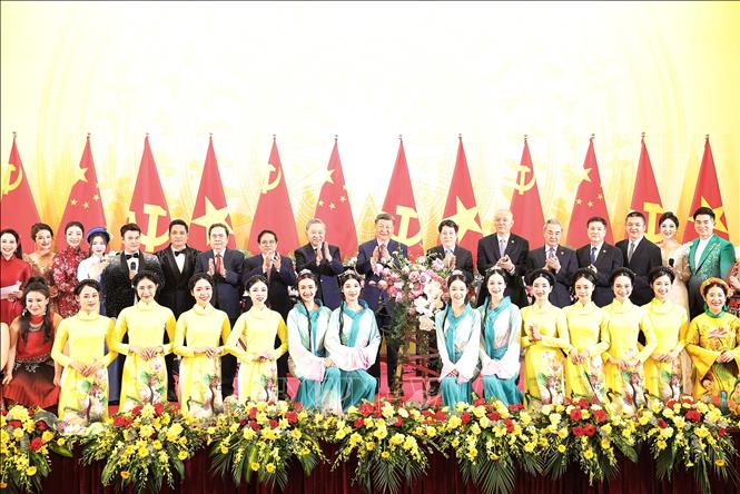 Đại biểu hai nước với các nghệ sĩ. Ảnh: TTXVN