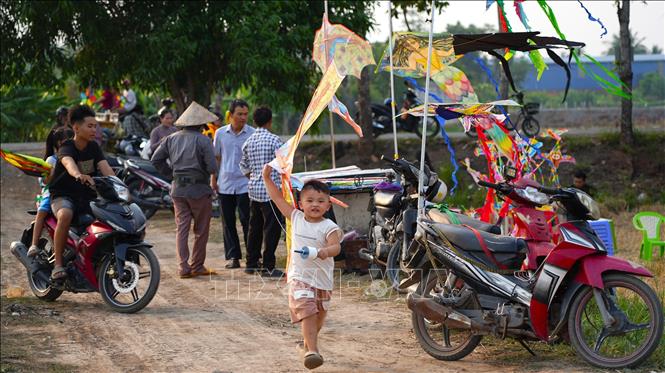 Trẻ em háo hức với trò chơi thả diều sau giờ tan học. Ảnh: Minh Phú - TTXVN