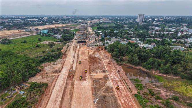 Các đơn vị thi công đang phấn đấu hoàn thành các hạng mục san lấp, đắp nền trước mùa mưa 2025. Ảnh: Hoàng Hiếu - TTXVN
