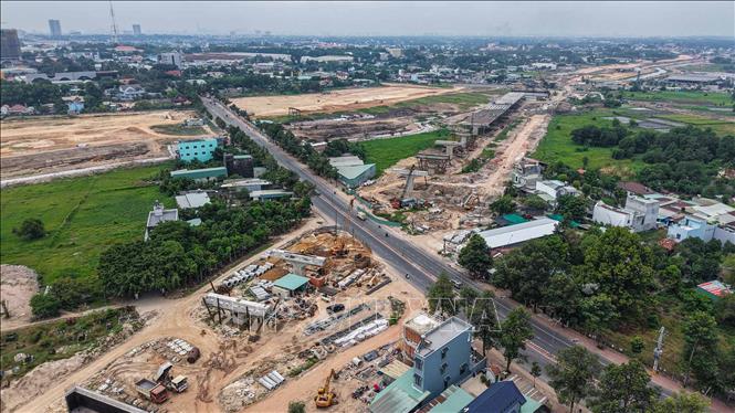 Trên công trường thi công Dự án đường Vành đai 3 Thành phố Hồ Chí Minh đoạn vượt qua đường Nguyễn Thị Minh Khai (Bình Dương). Ảnh: Hoàng Hiếu - TTXVN