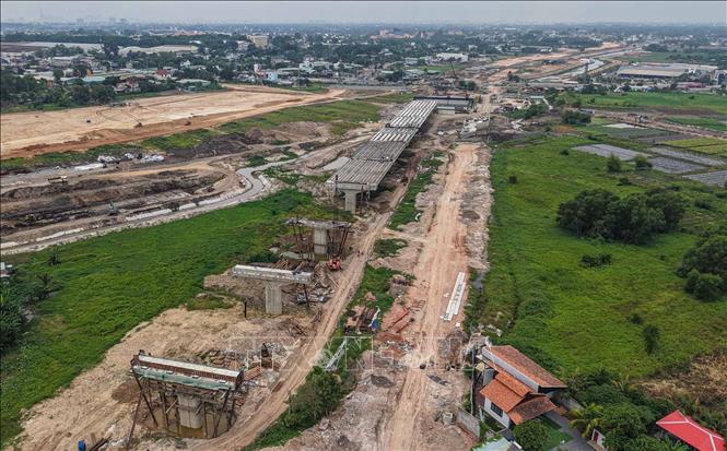 Các tuyến cầu vượt cao tốc đang dần được kết nối tại Dự án đường Vành đai 3 TP Hồ Chí Minh qua tỉnh Bình Dương. Ảnh: Hoàng Hiếu - TTXVN
