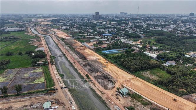 Các đơn vị thi công phấn đấu hoàn thành các hạng mục san lấp, đắp nền trước mùa mưa 2025. Ảnh: Hoàng Hiếu - TTXVN