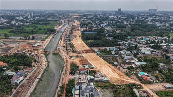 Các đơn vị thi công phấn đấu hoàn thành các hạng mục san lấp, đắp nền trước mùa mưa 2025. Ảnh: Hoàng Hiếu - TTXVN