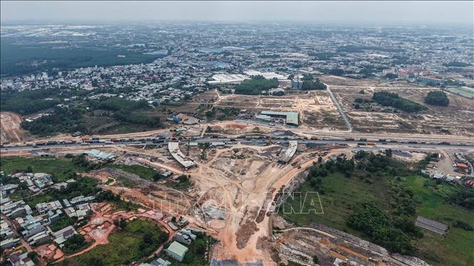 Thi công các hạng mục thuộc gói thầu xây lắp 2, đoạn nút giao Bình Chuẩn. Ảnh: Hoàng Hiếu - TTXVN