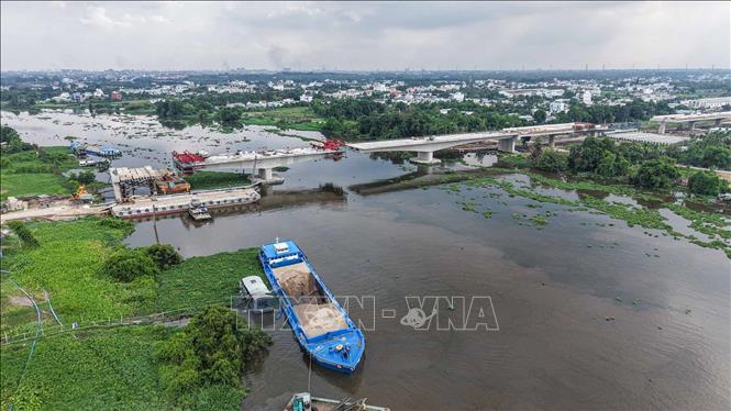 Cầu Bình Gởi thuộc gói thầu xây lắp 4, dự kiến sẽ hợp long nhịp chính vượt sông Sài Gòn vào dịp 30/4/2025. Ảnh: Hoàng Hiếu - TTXVN
