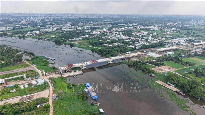 Cầu Bình Gởi qua sông Sài Gòn, nối xã An Sơn (thành phố Thuận An, tỉnh Bình Dương) với xã Bình Mỹ (huyện Củ Chi, TP Hồ Chí Minh). Ảnh: Hoàng Hiếu - TTXVN