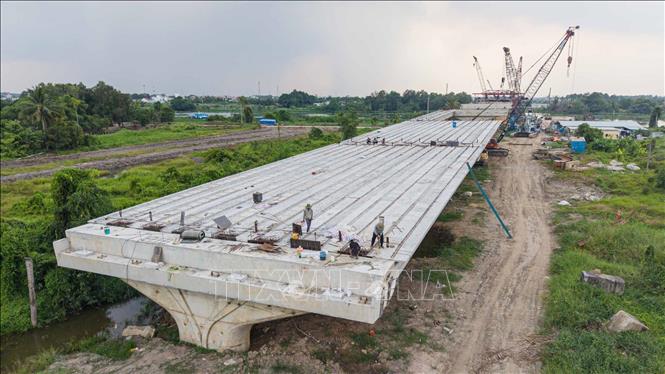 Các tuyến cầu vượt cạn cao tốc đang dần thành hình trên Dự án đường Vành đai 3 TP Hồ Chí Minh qua tỉnh Bình Dương. Ảnh: Hoàng Hiếu - TTXVN 