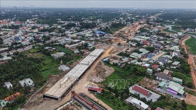 Thi công đường Vành đai 3 Thành phố Hồ Chí Minh đoạn vượt đường Cách mạng tháng Tám (Bình Dương). Ảnh: Hoàng Hiếu - TTXVN 