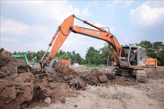 Công nhân các nhà thầu đang tích cực đẩy nhanh tiến độ Dự án Vành đai 3 TP.Hồ Chí Minh qua Bình Dương, phấn đấu hoàn thành trong năm 2025. Ảnh: Hoàng Hiếu - TTXVN