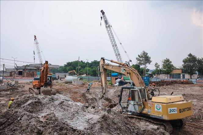 Các nhà thầu đã huy động nhân lực, máy móc để đẩy nhanh tiến độ thi công gói thầu xây lắp 3 của Dự án đường Vành đai 3 Thành phố Hồ Chí Minh. Ảnh: Hoàng Hiếu - TTXVN