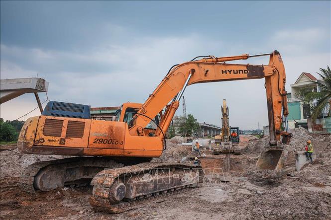 Các nhà thầu đã huy động nhân lực, máy móc để đẩy nhanh tiến độ thi công gói thầu xây lắp 3 của Dự án đường Vành đai 3 Thành phố Hồ Chí Minh. Ảnh: Hoàng Hiếu - TTXVN