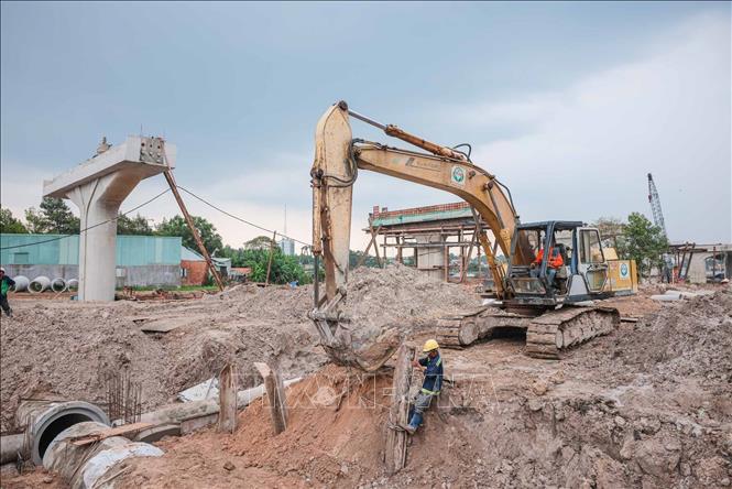 Các nhà thầu huy động nhân lực, máy móc để đẩy nhanh tiến độ thi công gói thầu xây lắp 3 của Dự án đường Vành đai 3 Thành phố Hồ Chí Minh. Ảnh: Hoàng Hiếu - TTXVN